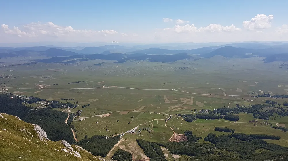 Paraglajder iznad planinskog prostora Krnova